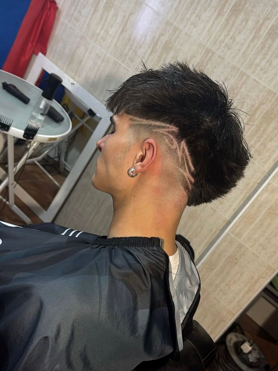 Corte con diseño de líneas de 4dri Barber